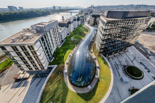 Moderná architektúra s výhľadom na zeleň