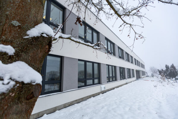 Slunce skrz skla přitopí školákům v Rosicích