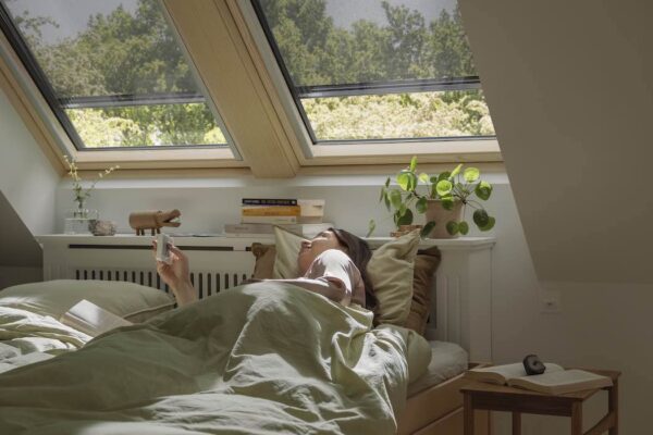 Střešní okna VELUX s integrovaným motorem už nejsou luxus, ale standard