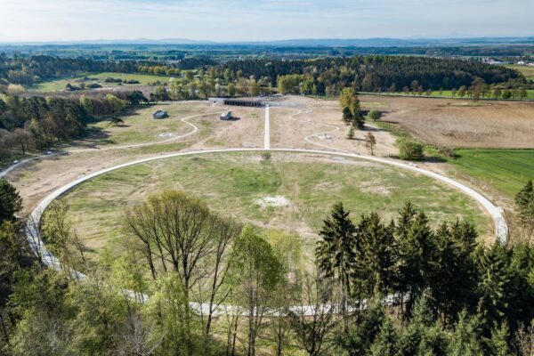 Památník holokaustu Romů a Sintů v Čechách, Lety u Písku, autoři koncepce a krajinářské architektury Jan Sulzer, Lucie Vogelová, foto Benedikt Markel