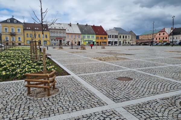 Skryté odvodnění MEA v geometricky přesném náměstí