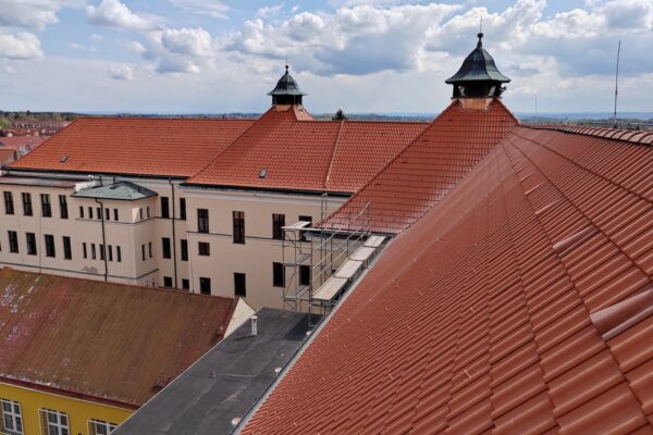 Waldorfská škola v Pardubicích si k 30letému výročí nadělila novou střechu