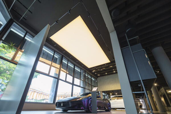 Showroom Maserati Praha prezentuje ikonické vozy pod unikátním „světelným baldachýnem“ CIELUMA od značky Zumtobel
