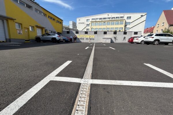 Parkoviště u stadionu odvodněno monolitickými žlaby MEA