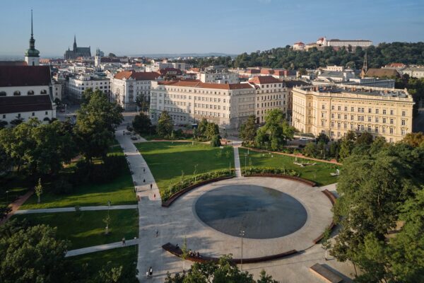 Revitalizace parku na Moravském náměstí v Brně, autoři Consequence forma architects, foto BoysPlayNice
