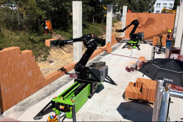 Krajský depozitář v Pelhřimově staví parta tří zdicích robotů
