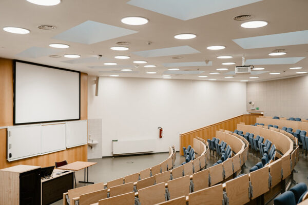 Vysoká škola báňská – Technická univerzita Ostrava sází na úsporná LED svítidla od značek Zumtobel a THORN