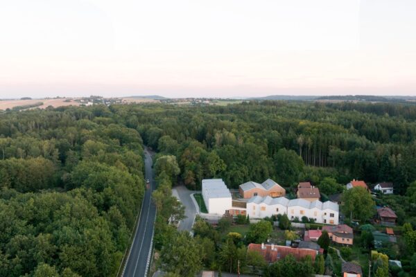 Domov pro seniory s mateřskou školou v Horních Jirčanech, autoři ti architekti, foto Alex Shoots Buildings