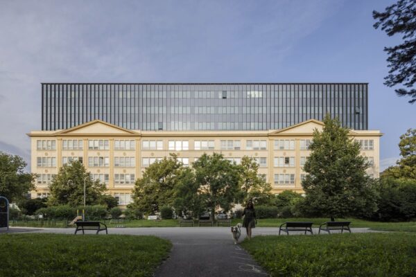 "Levitující" nástavba historických dílen v Brně, autoři knesl kynčl architekti, foto Radek Brunecký