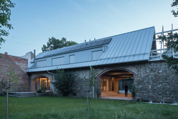 Rodinný dům vložený do staré stodoly, autoři Karnet architekti, foto Petr Polák
