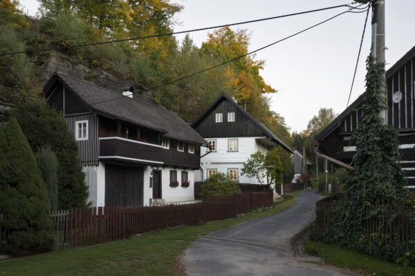 Bílá roubenka v soutěsce Máchova kraje, autoři koucky-arch.cz, foto Ester Havlová