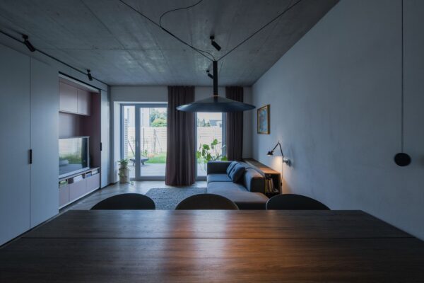 Byt s dlouhou skříní v domě na úpatí Brd, autoři Karnet architekti, foto Petr Polák