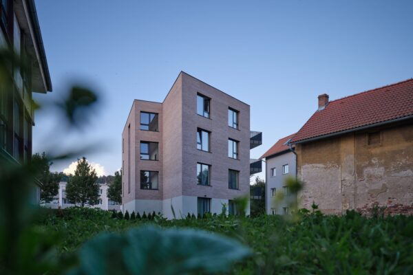První vlaštovka obytného souboru Letka, autoři mar.s architects, foto BoysPlayNice