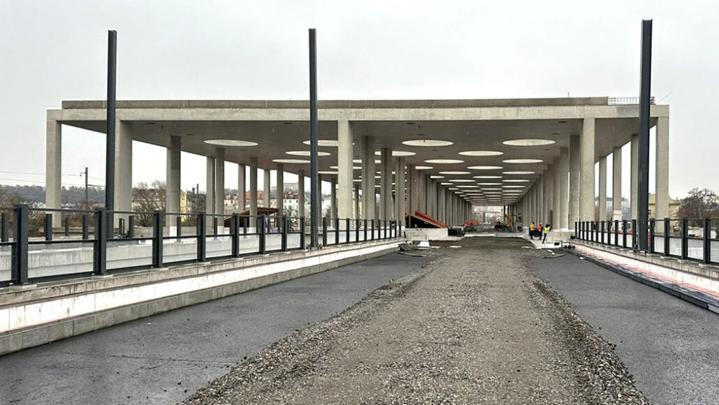Bílý pohledový beton pro pražskou infrastrukturu