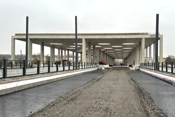 Všechny viditelné železobetonové konstrukce jsou z bílého betonu