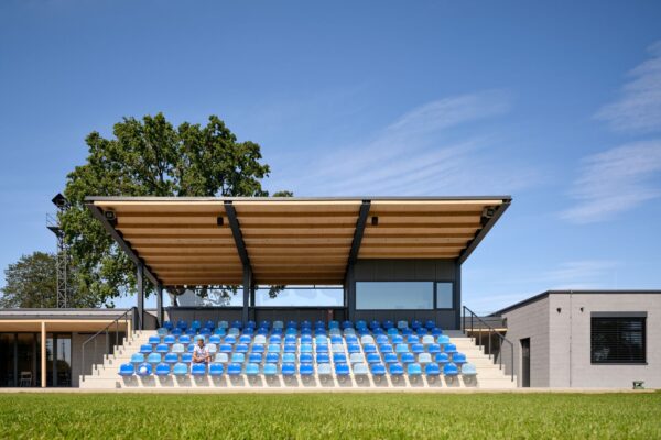 Revitalizace sportovního areálu SK Planá, autoři PROAM ARCHITEKTI, foto BoysPlayNice