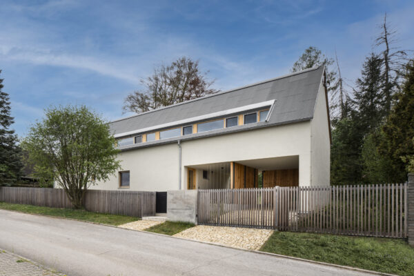 Rodinný dům v Nouzově u Prahy, autoři holiš + šochová architekti, foto Tomáš Rasl
