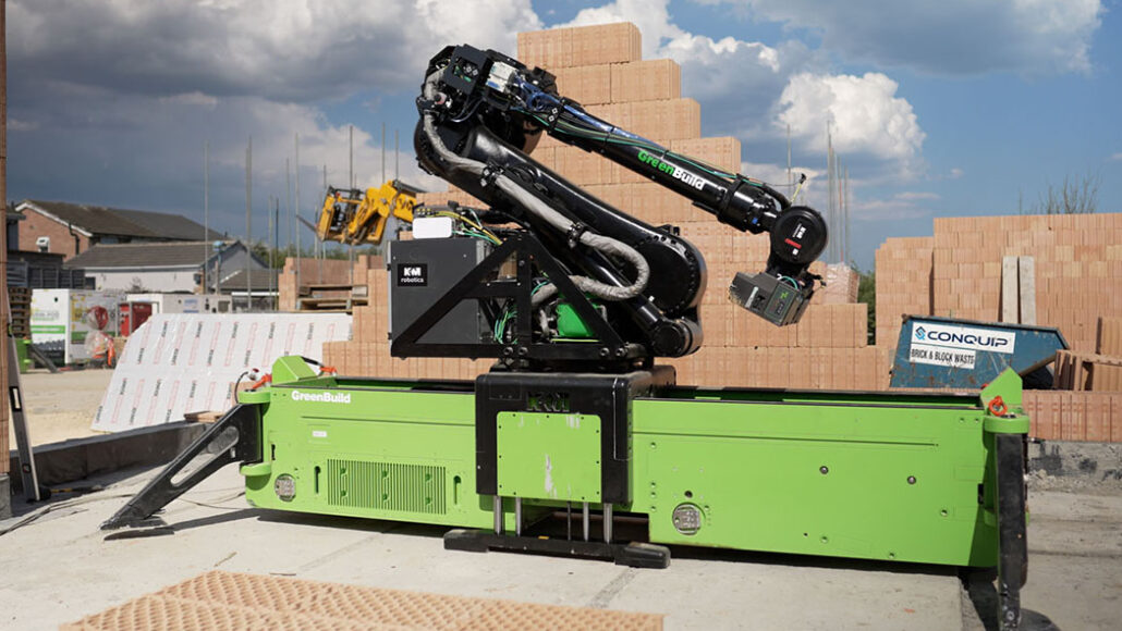 Česká technologie dobývá svět. Zdicí robot staví celou ulici rodinných domů v Británii