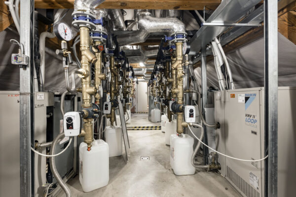 Instalace vodou chlazených VRV systémů Daikin v půdním prostoru paláce Savarin