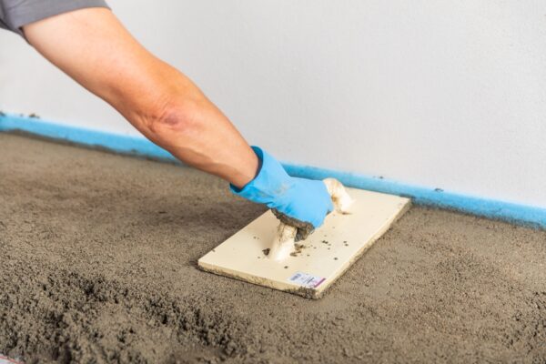 Suchá směs Baumit ALL IN Beton B20 je ideální pro betonářské práce a opravy v domě i na zahradě bez zvýšených nároků na statické požadavky. Hodí se zejména pro drobné základy, schodišťové stupně, betonové zdi, překlady, stropní desky, podklady pro dlažbu apod. Beton je vhodné po uložení na určené místo zhutnit a urovnat nebo uhladit.