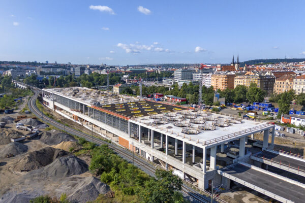 Nové nádraží Praha-Bubny v technicky náročné fázi výstavby konstrukce zastřešení