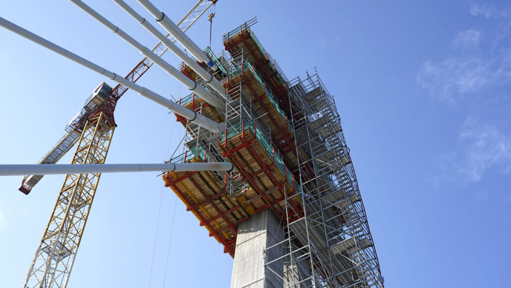 Mostní pylon na stavbě největšího zavěšeného mostu v ČR byl dokončen pomocí bednění a lešení PERI