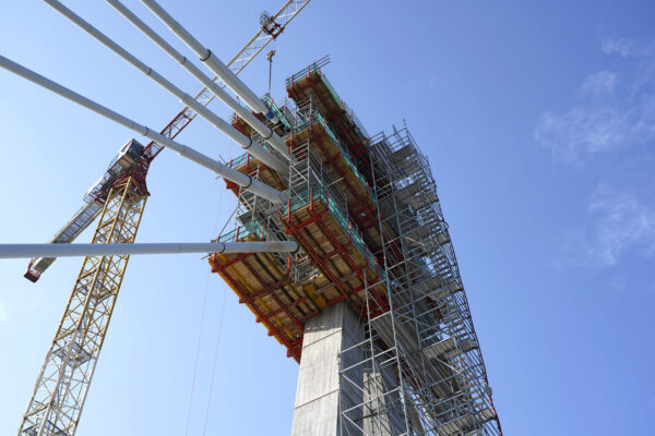 Mostní pylon na stavbě největšího zavěšeného mostu v ČR