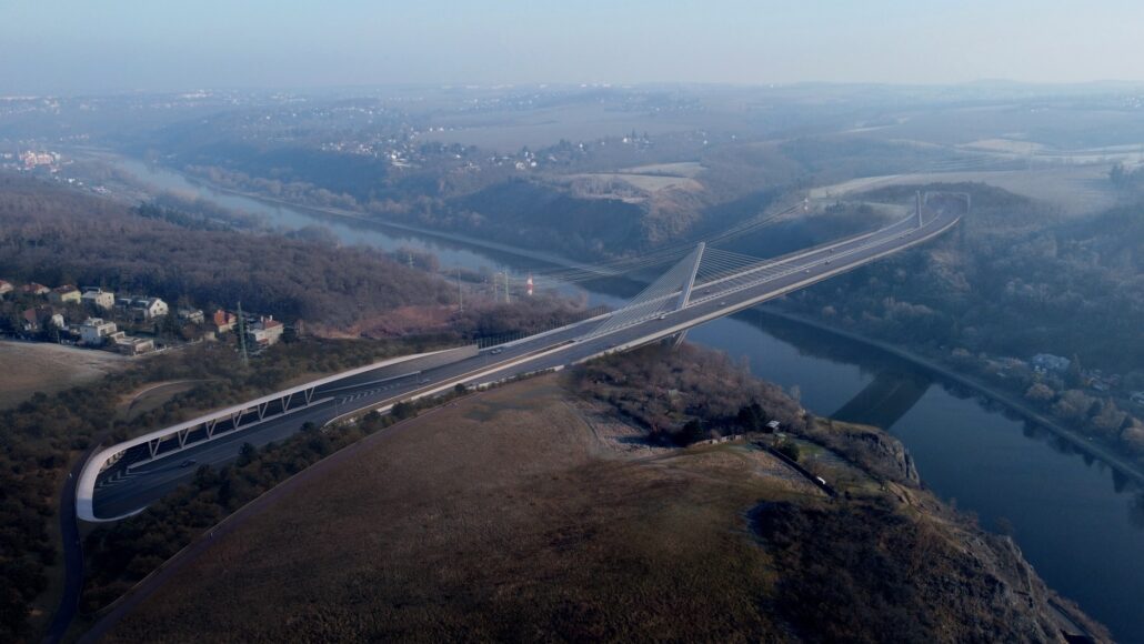 Návrh přemostění přes Vltavu v Praze-Suchdole, 1. cena Stráský, Hustý a partneři  + Studio acht, zdroj ČKA