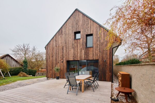 Vesnický dům s opalovanou fasádou, autoři Projekční a architektonická kancelář Josef ČERNÝ, foto Radek Čepelák