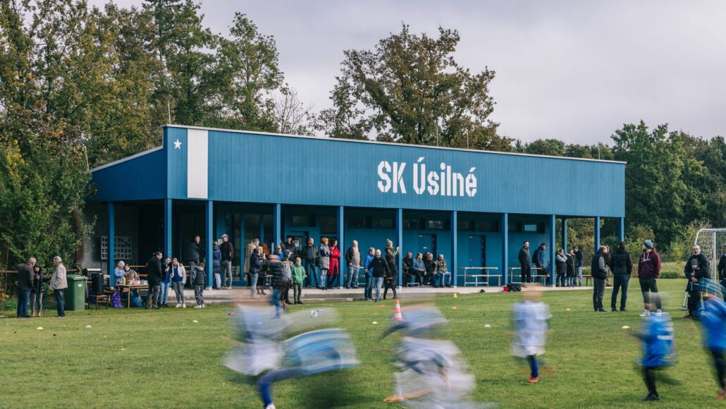 Kabiny fotbalového klubu Úsilné, autoři re:architekti, foto Ondřej Bouška