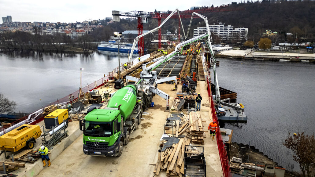 Dvorecký most – monolit z bílého betonu