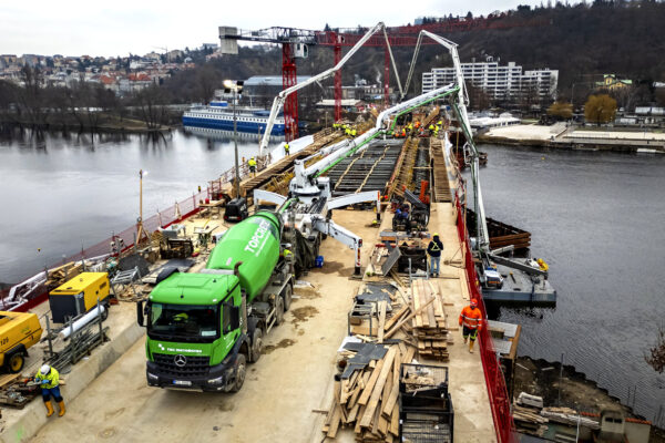 Dvorecký most – monolit z bílého betonu