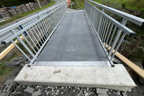 MEA navrhla lávku z kompozitu, kterou při povodni rozeberete osmi šrouby