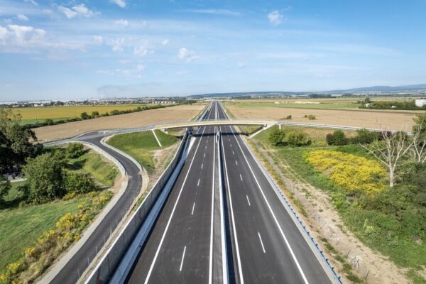 Kompozitní zábradlí MEA na nové rychlostní silnici R2 u Košic