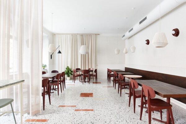 Interiér bistra Mezi Srnky, autoři Markéta Bromová architekti, foto Veronika Raffajová