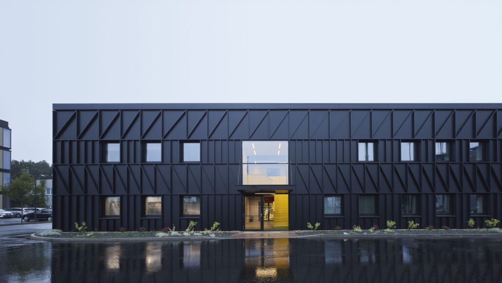 Továrna v Pardubicích, autoři Bíza architekti, foto Peter Fabo