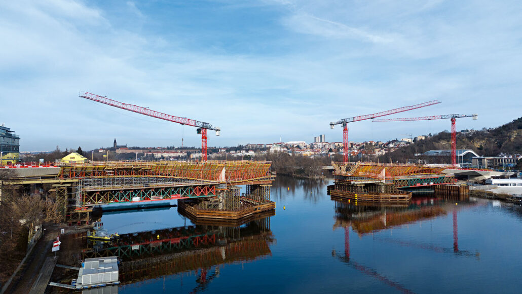 PERI systémy na Dvoreckém mostě: kombinace přesnosti a estetiky