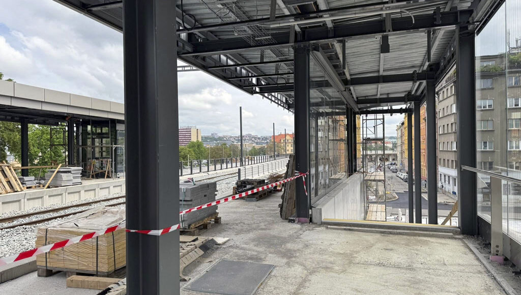 Neviditelné atypické kompozitní poklopy MEA na nádraží Praha-Bubny