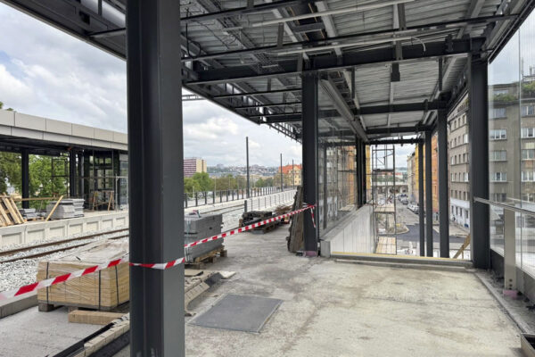 Neviditelné atypické kompozitní poklopy MEA na nádraží Praha-Bubny