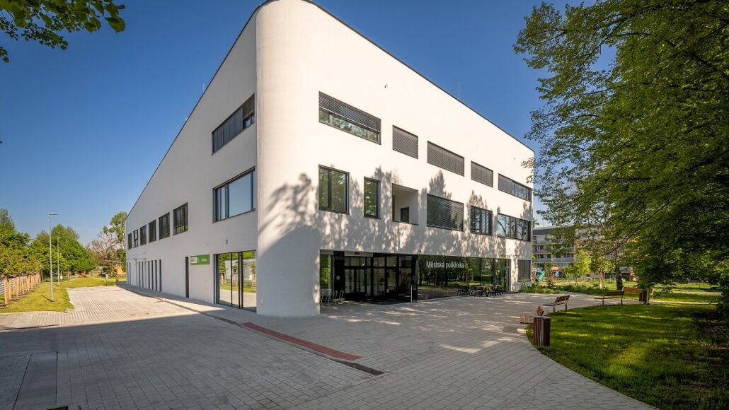 MEA žlaby a odlučovač pomáhají nové poliklinice v Neratovicích hospodařit s dešťovou vodou