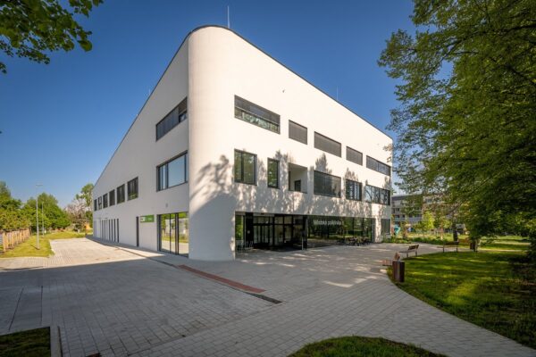 MEA žlaby a odlučovač pomáhají nové poliklinice v Neratovicích hospodařit s dešťovou vodou