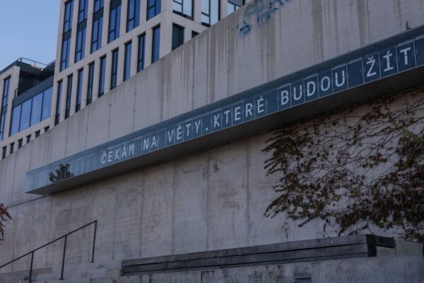 Instalace Variace/Variety u pražského hlavního nádraží, autor Richard Loskot. foto Libor Galia, zdroj Galerie hlavního města Prahy