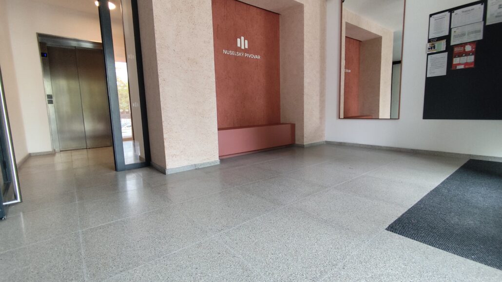 Teracová dlažba v historických budovách i moderních stavbách