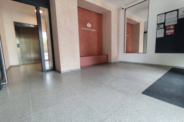 Teracová dlažba v historických budovách i moderních stavbách