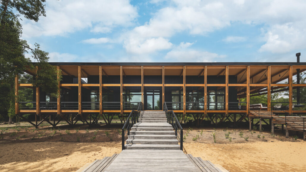 Obojživelný dům připlul na lodích