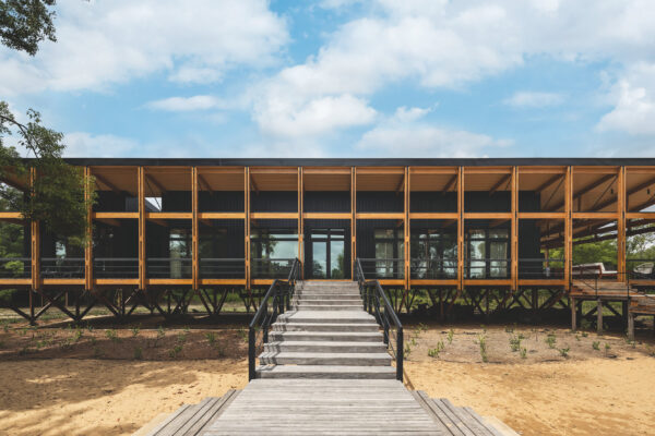 Obojživelný dům připlul na lodích