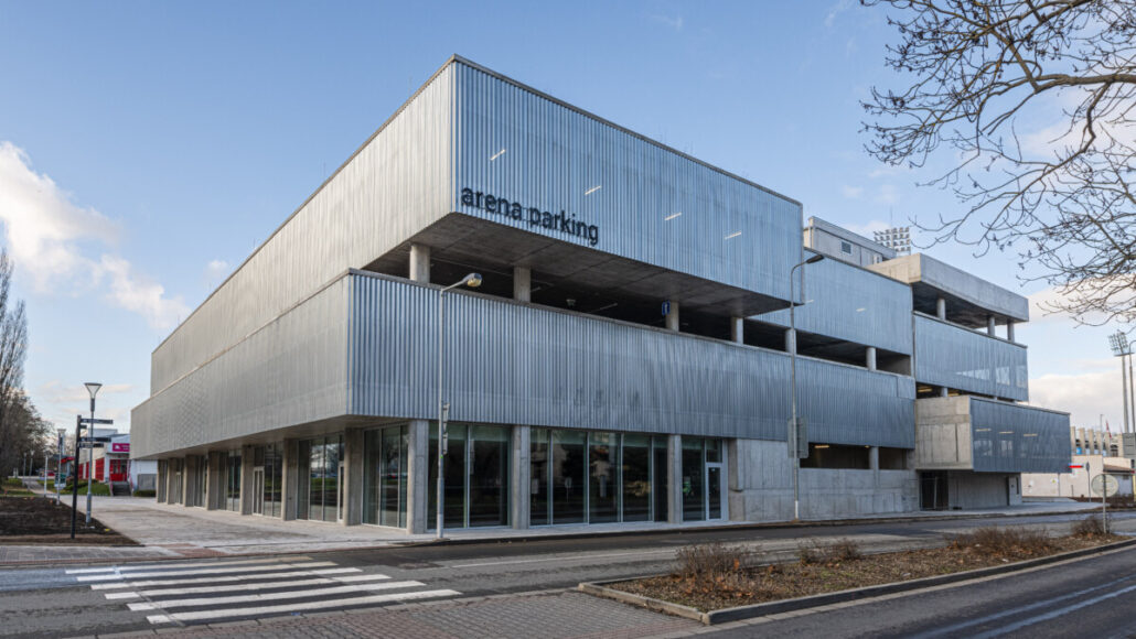 Odvodnění střechy parkovacího domu v Pardubicích s nízkými žlaby MEARIN