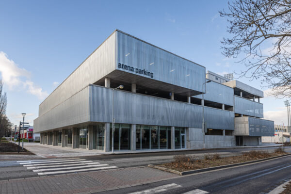 Odvodnění střechy parkovacího domu v Pardubicích s nízkými žlaby MEARIN