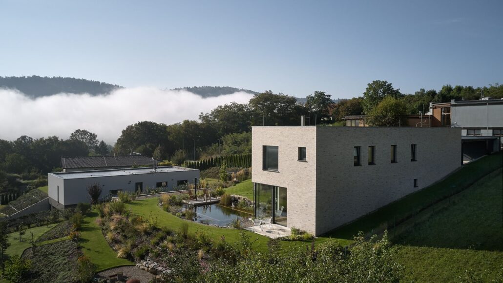 Rodinný dům s jezírkem v Černošicích, autoři Stempel Tesař architekti, foto Filip Šlapal