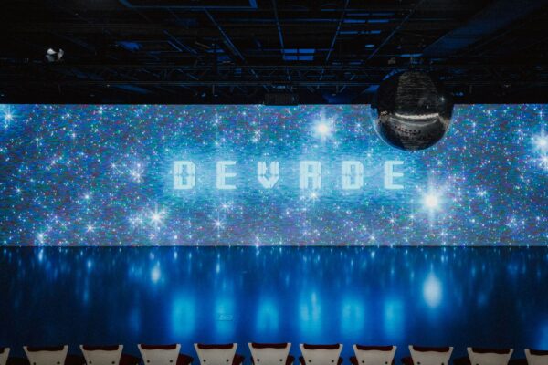 DEVADE: Architektura Prahy mezi přísností a diskotékou, zdroj IPR Praha